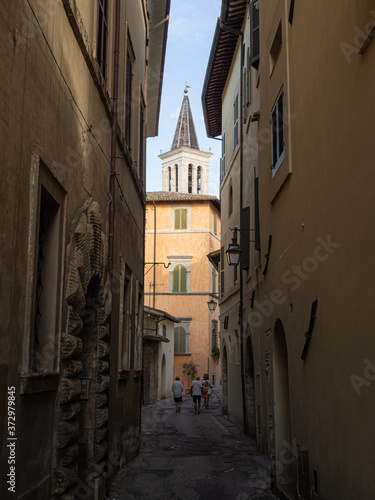 Paisaje urbano con fachadas de edificios y ventanas  con vistas de la torre  en Spoleto  Italia  verano de 2019.