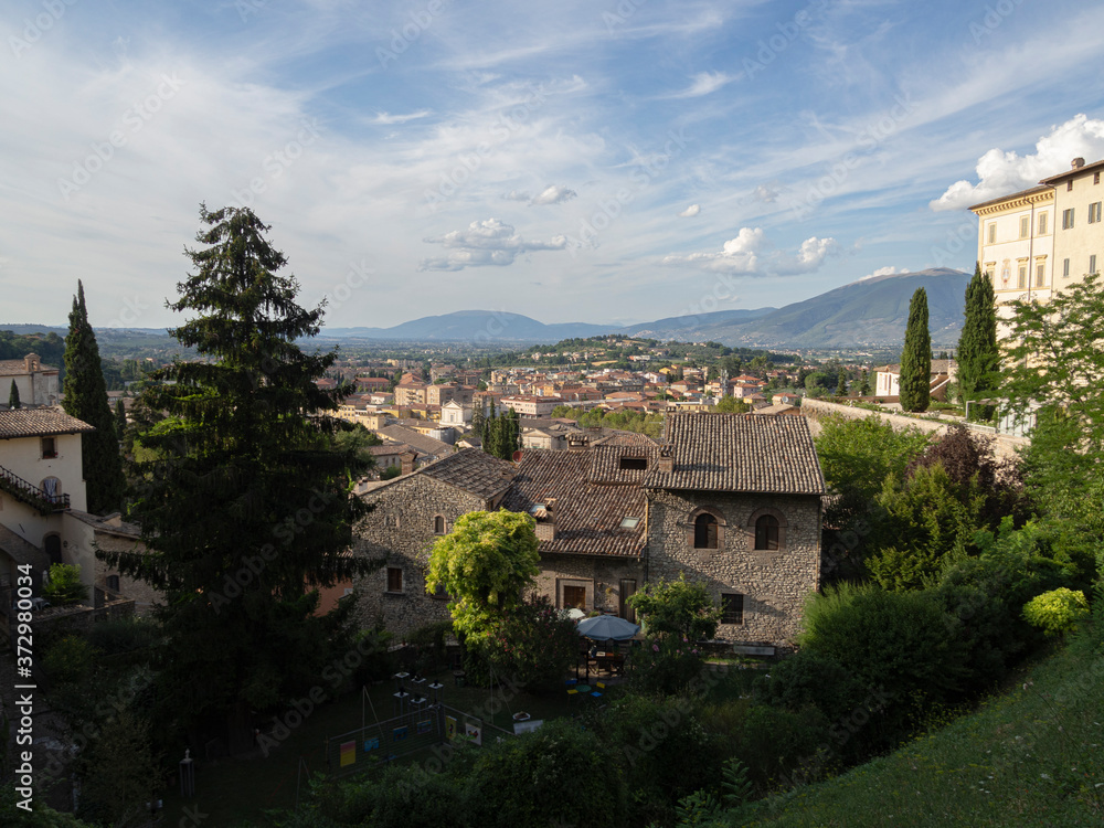 Vistas de un paisaje con un pueblo, casas , árboles y montañas en Spoleto, Italia, verano de 2019.