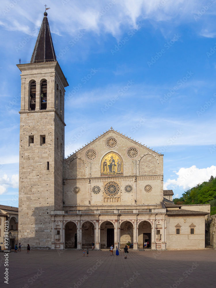 Fachada de la Catedral de Spoleto , de estilo románico, dedicada a la Asunción de la Virgen María , verano de 2019