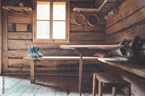 Fotografia Abandoned mountain hut or chalet in Austria: rustic wooden interior