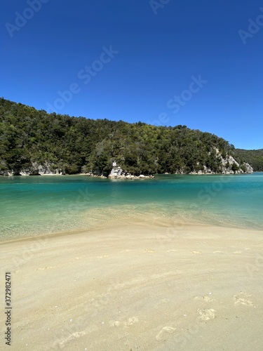 Fototapeta Naklejka Na Ścianę i Meble -  Plage et mer turquoise du parc Abel Tasman, Nouvelle Zélande