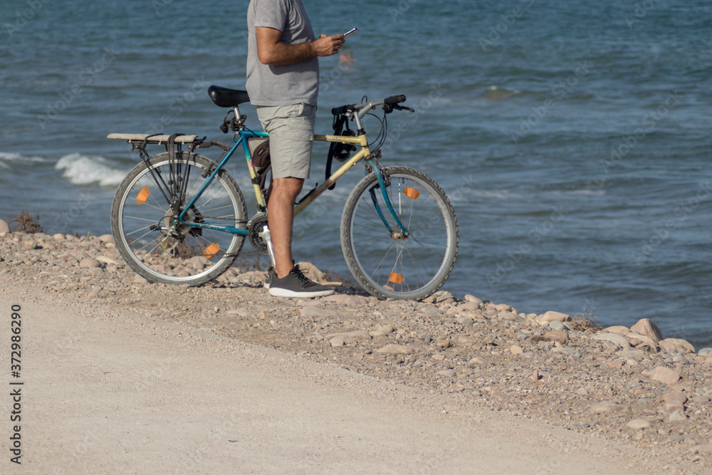 Fototapeta premium Hombre en una bicicleta con un teléfono móvil