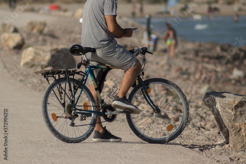 Hombre en una bicicleta con un teléfono móvil