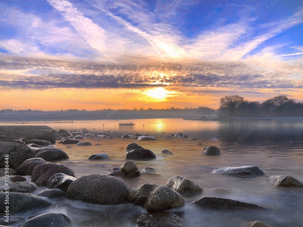 Obraz premium Sunrise by a lake