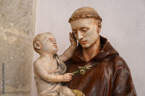 Фотография A statue of Saint Anthony of Padua with Infant Jesus
