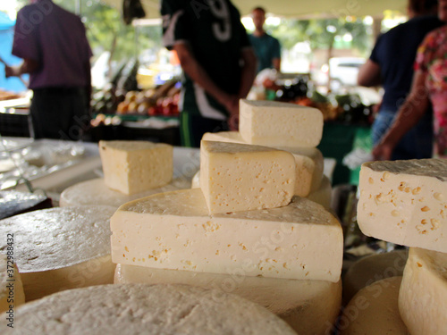 Queijo mineiro branco, queijo minas vendido na feira de rua