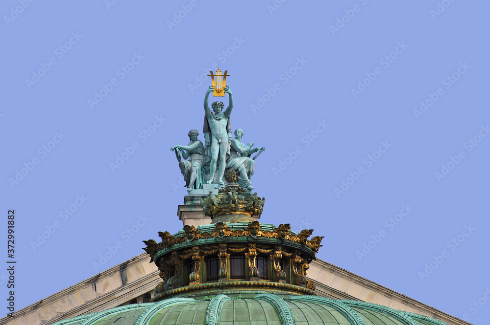 Fototapeta premium Statue d'Apollon la Poésie et la Musique sur le Dome de l'Opéra Garnier à Paris en Île-de-France, France