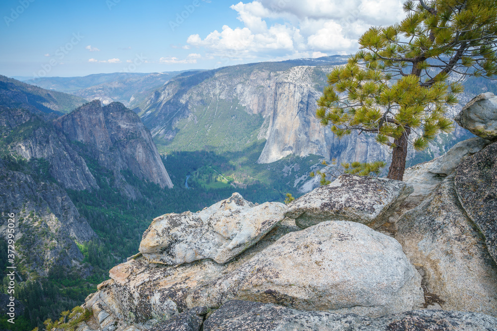 Obraz premium hiking the pohono trail to taft point, yosemite national park, usa