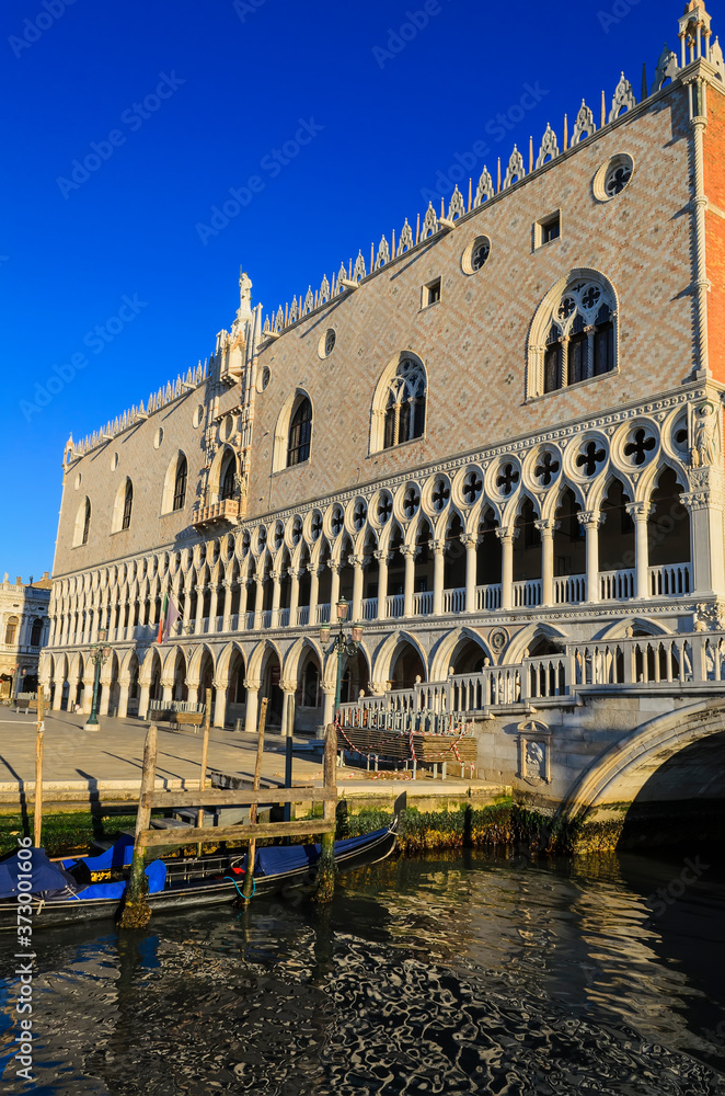 Obraz premium Doge's Palace (Palazzo Ducale).Ornate Gothic palace buildings hosting exhibitions with duke's rooms, prison & armoury tours.Venice.Italy 