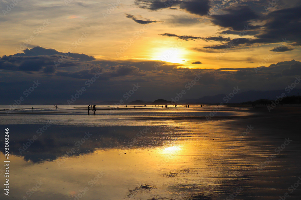 Fototapeta premium Linda paisagem de por do sol em litoral brasileiro. Cores quentes e vibrantes. 