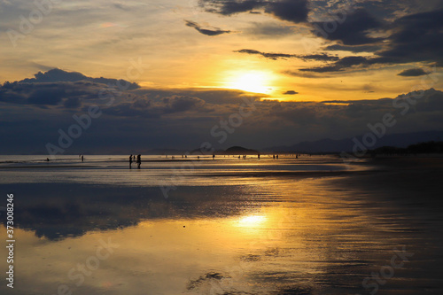 Linda paisagem de por do sol em litoral brasileiro. Cores quentes e vibrantes. 