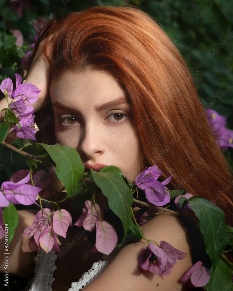 Giovane ragazza tra i fiori d'estate ritratto Giovane ragazza tra i fiori d'estate ritratto