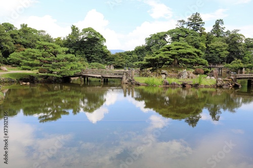 彦根城と玄宮園 © narautsu