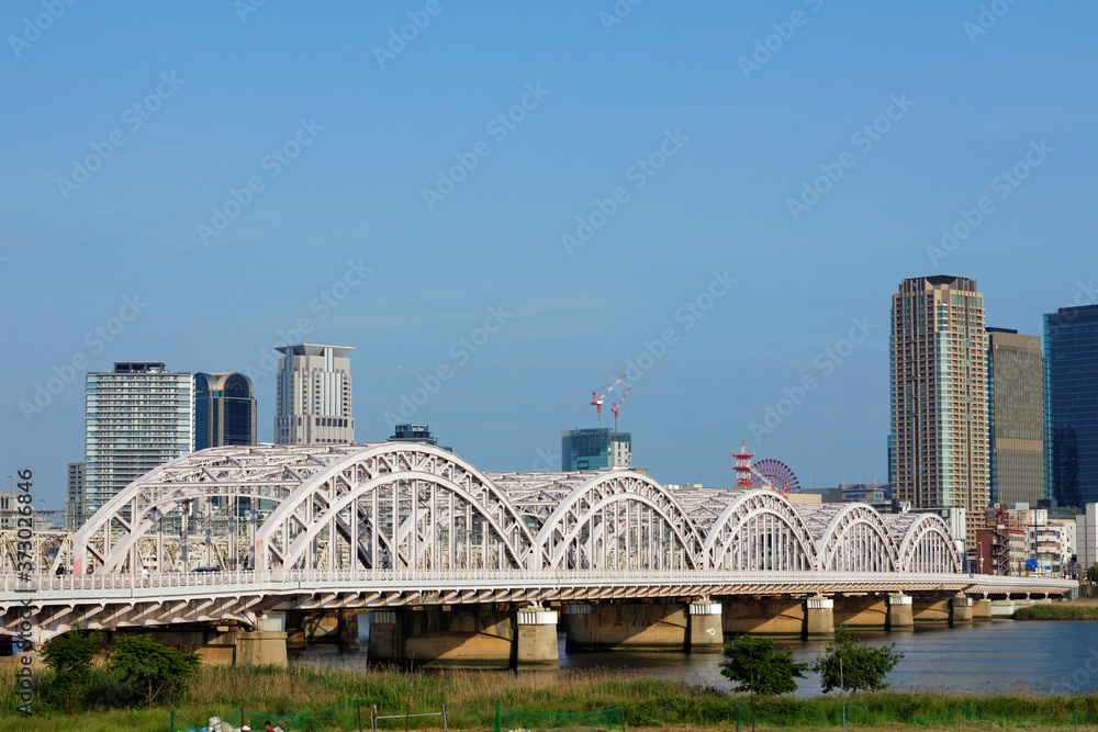 Naklejka premium 十三大橋と大阪キタの街並み