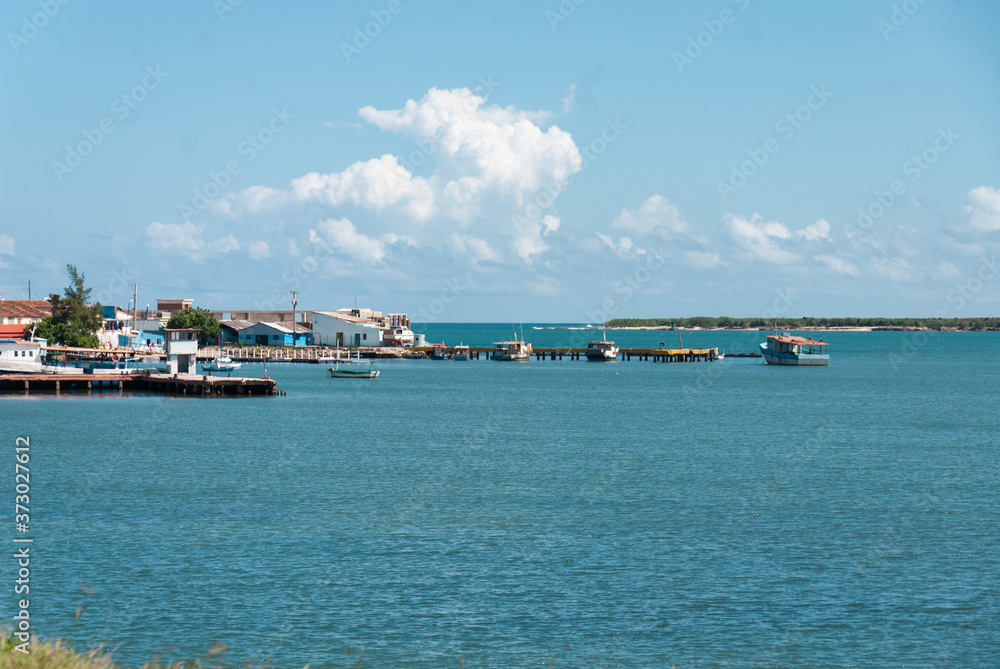 Vista desde la entrada a la ciudad de Gibara en Holguín, Cuba. Hermoso paisaje marítimo
