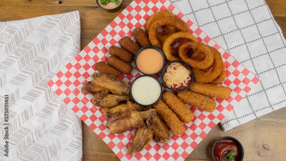 Φωτογραφία Chichen wings, croquettes, mozzarella sticks & onion ring sampler