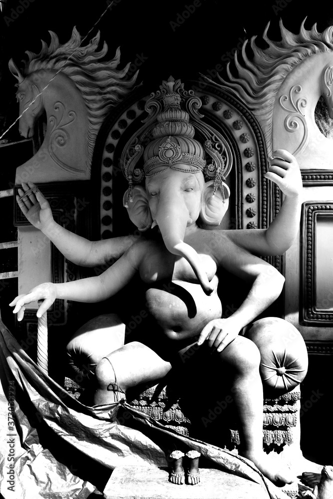 Φωτογραφία Clay idol of Hindu Lord Ganesh, under preparation for Bengal's Durga Puja festival at Kumartuli in Kolkata