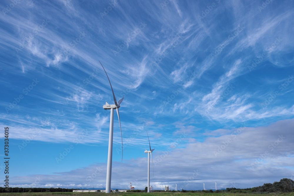 爽やかな秋空に回る風力発電の風車 爽やかな秋空に回る風力発電の風車