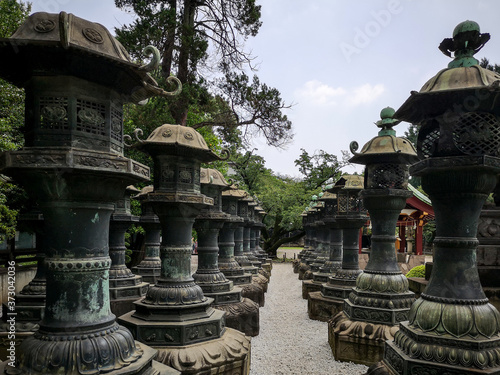Fototapet Copper lanterns in the Ueno Toshogu Shrine in Tokyo, Japan
