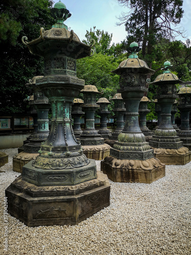 Tablou pe pânză Vertical shot of copper lanterns in the Ueno Toshogu Shrine in Tokyo, Japan