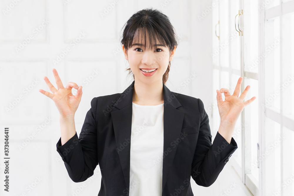 OKのジェスチャーをする若い女性