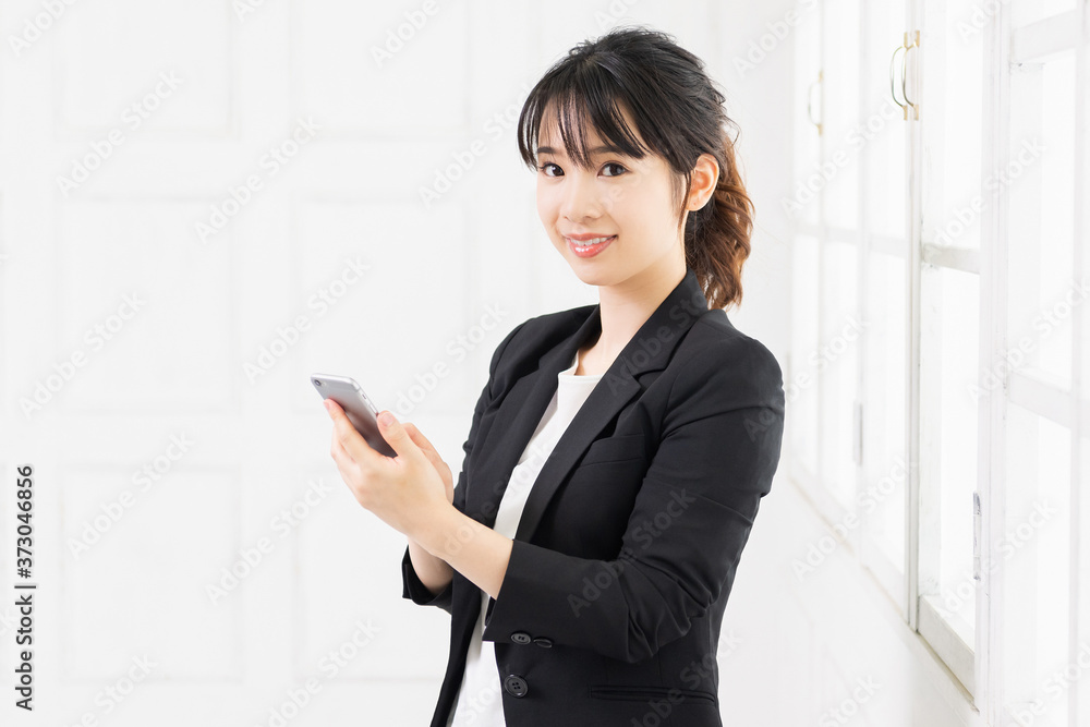 スマホを使う若い女性 スマホを使う若い女性