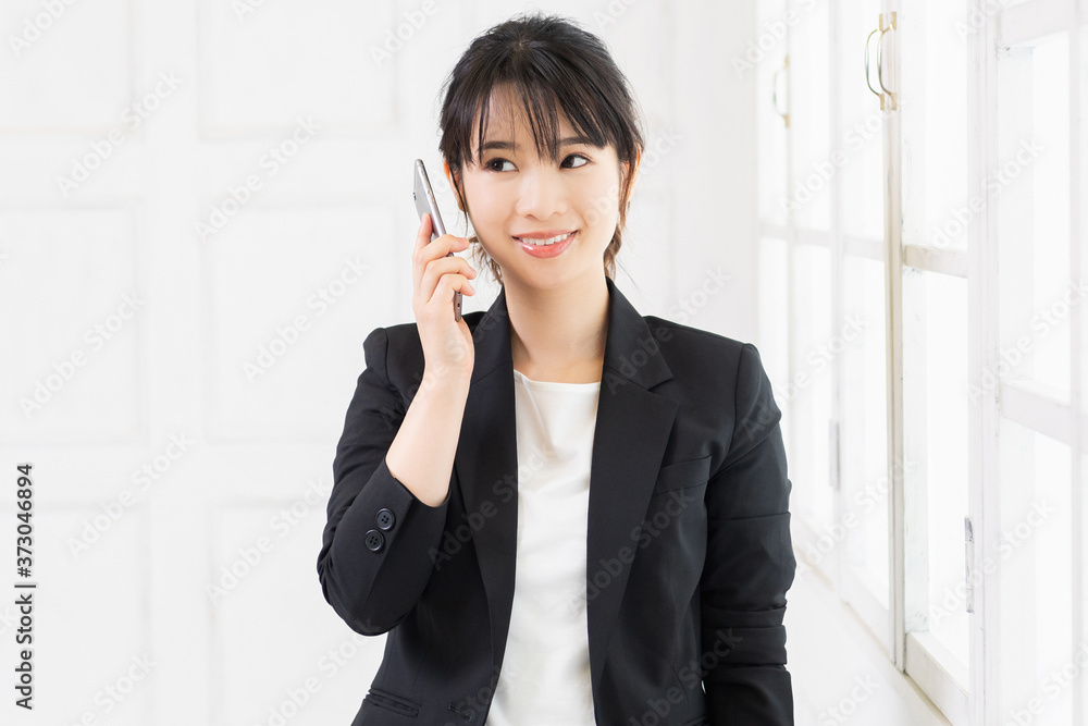 スマホを使う若い女性 スマホを使う若い女性