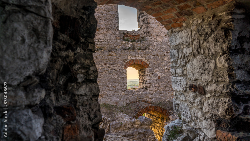 ruiny zamku leżącego na Jurze Krakowsko-Częstochowskiej, wybudowanego w systemie tzw. Orlich Gniazd, we wsi Podzamcze w województwie śląskim, w powiecie zawierciańskim, około 2 km na wschód od Ogrodz