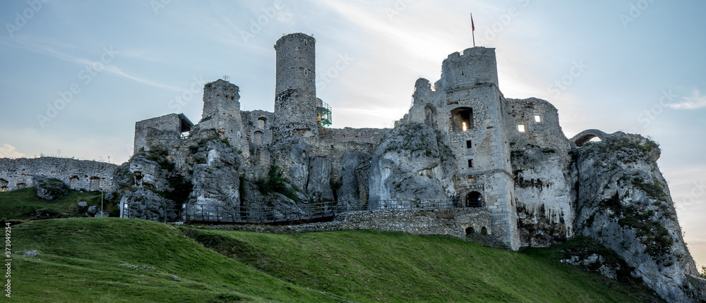 ruiny zamku leżącego na Jurze Krakowsko-Częstochowskiej, wybudowanego w systemie tzw. Orlich Gniazd, we wsi Podzamcze w województwie śląskim, w powiecie zawierciańskim, około 2 km na wschód od Ogrodz - obrazy, fototapety, plakaty 