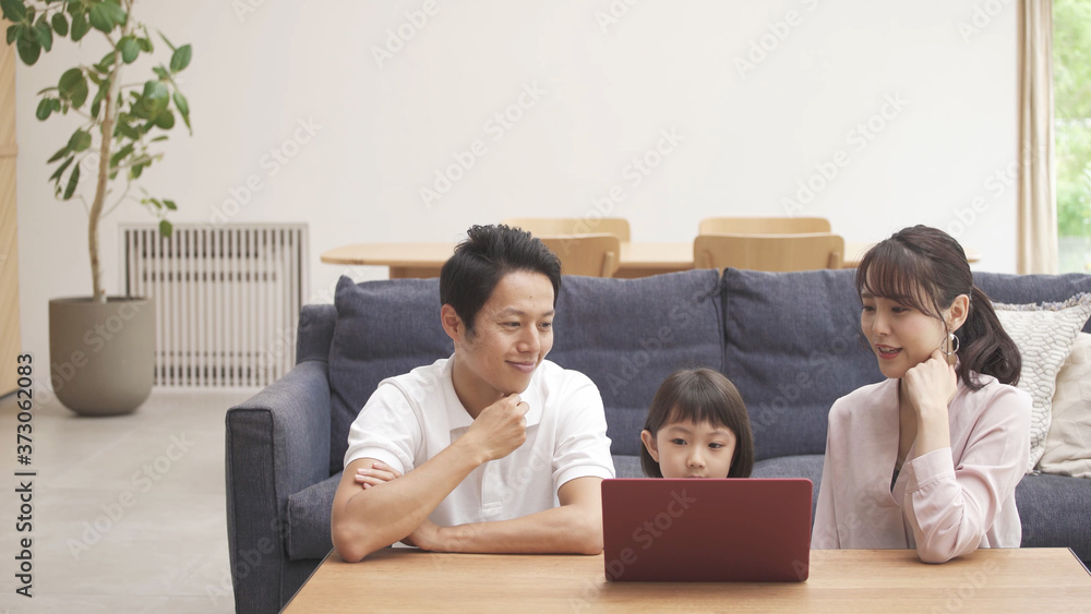 家族団らんのイメージ ノートパソコン 家族団らんのイメージ ノートパソコン