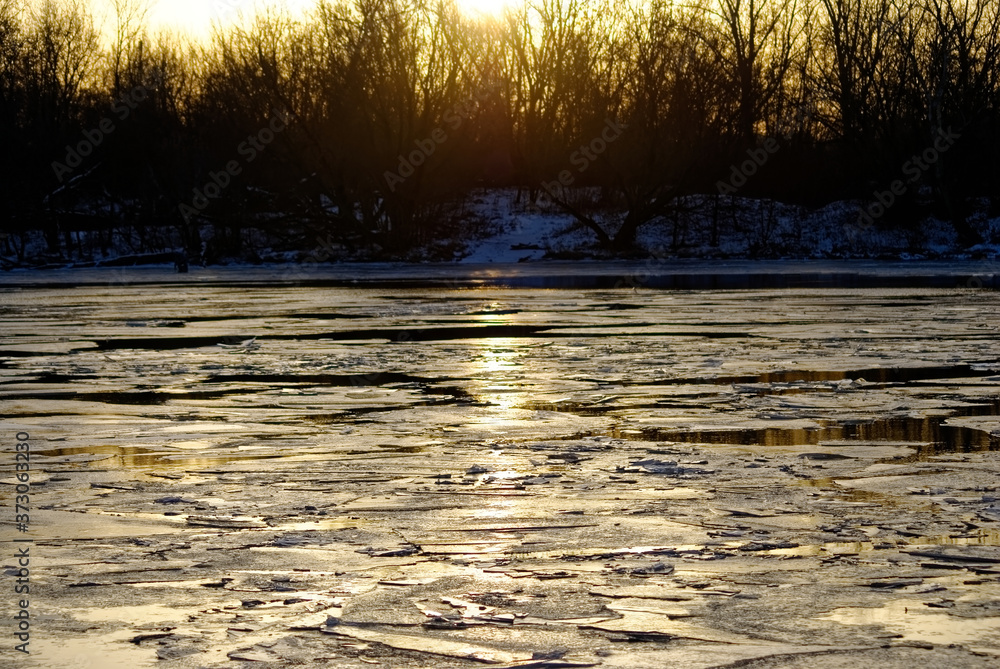 ice melts on the river at dawn, Moscow - obrazy, fototapety, plakaty 