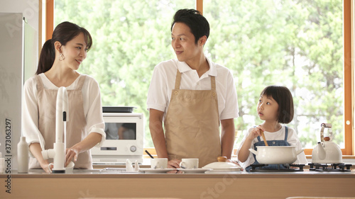 家族団らんのイメージ　料理 © aijiro