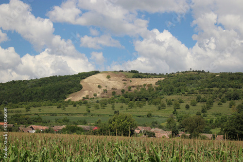 Foto Mesmerizing shot of a countryside in Coroi, Mures, Transylvania Romania