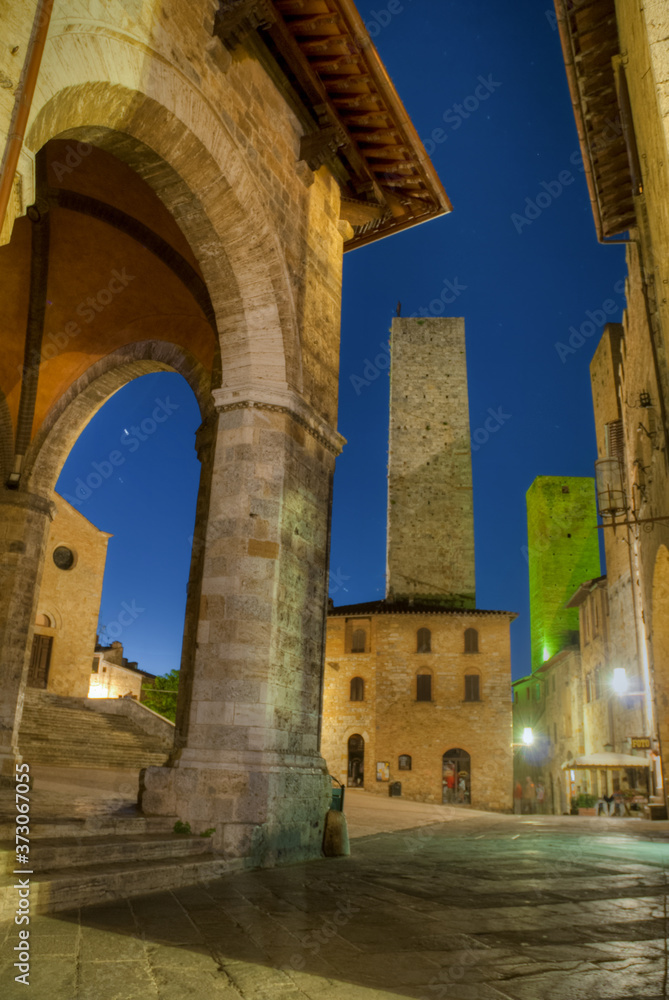 début de la nuit dans le centre ville médiéval de San Gimignano en Toscane