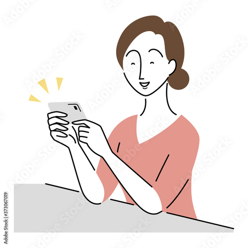 スマホを見て笑っている女性