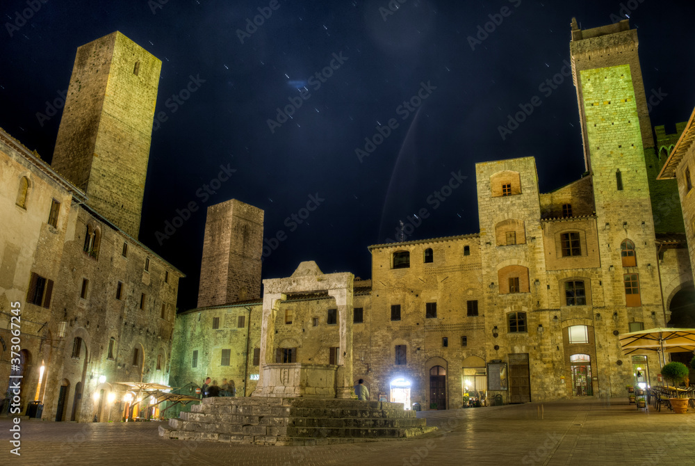 Obraz premium début de la nuit dans le centre ville médiéval de San Gimignano en Toscane
