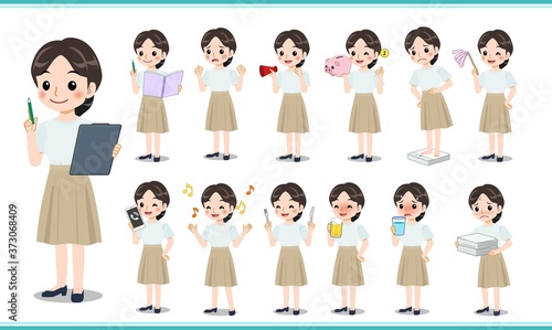 清楚な服装をした若い女性