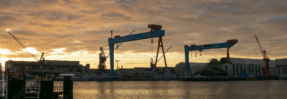 Fototapeta premium Werft Kräne an der Kieler Förde