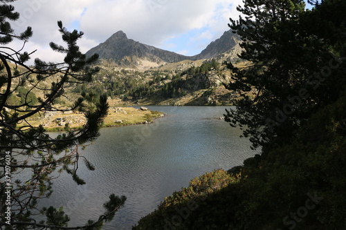 Lac du milieu de Bastan  Hautes Pyr  n  es 