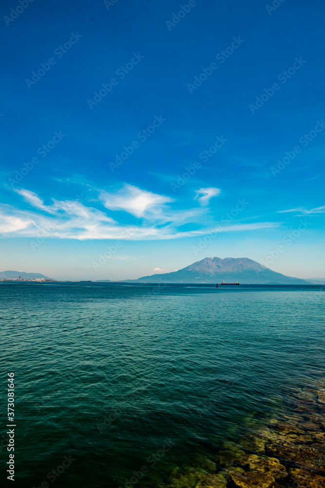 桜島と海と空と雲の美しい夏の風景