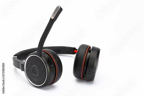 Schwarzer Kopfhörer mit Mikrofon (Head-Set) mit weissem Hintergrund