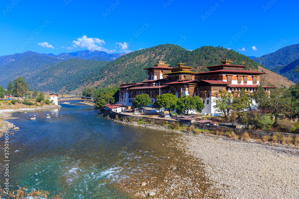 Fototapeta premium The Punakha Dzong, also known as Pungtang Dechen Photrang Dzong (meaning the palace of great happiness or bliss) is the administrative center of Punakha dzongkhag in Punakha, Bhutan.