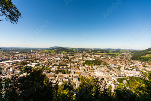 Aussicht vom Kapuzinerberg auf die Stadt Salzburg © lexpixelart