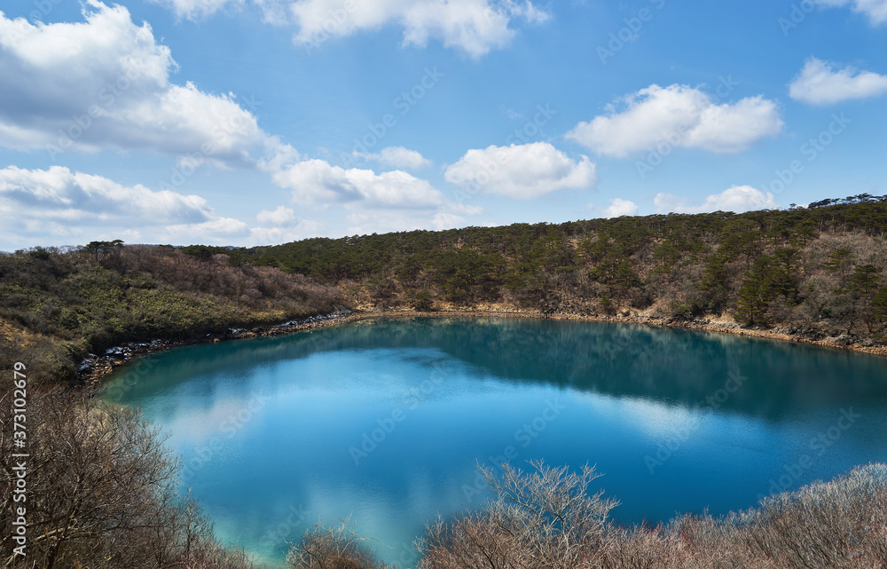 美しい湖。宮崎県えびの高原の不動池。霧島錦江湾国立公園。