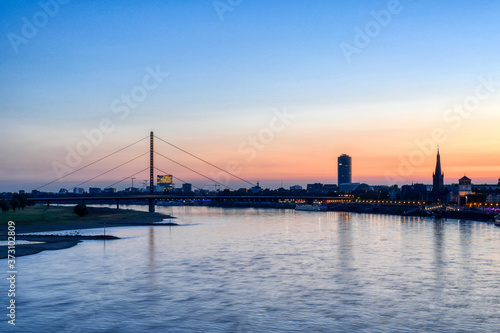 Sonnenaufgang über dem Rhein bei Düsseldorf