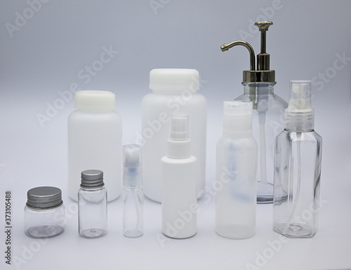 大小のボトルのバリエーション（白背景）