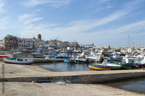 Port dans une ville d'Italie, dans la région des Pouilles