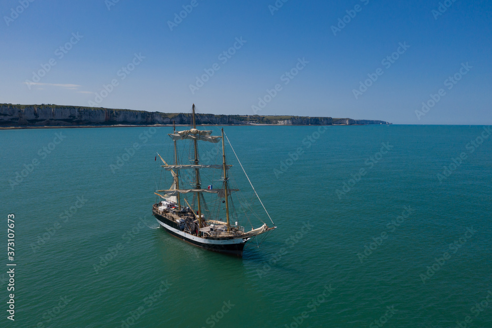 Le Pelican of London, un bateau à voile au large des côtes normandes