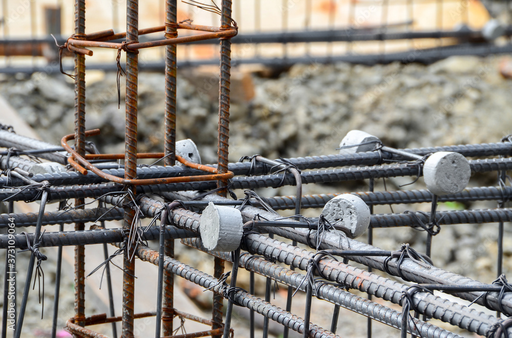 The construction steel bars are strapped with several strands of wire, and the circular cement is bonded at a distance, to provide the strength of the building foundation.