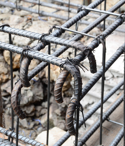The construction steel bars are strapped with several strands of wire, and the circular cement is bonded at a distance, to provide the strength of the building foundation.